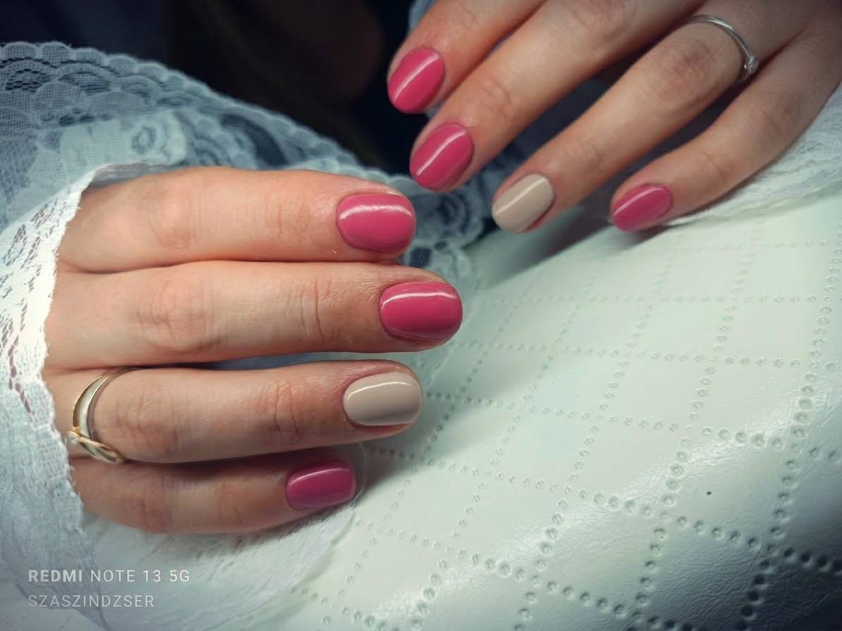 Pink és semleges árnyalatokkal készült körömdíszítés